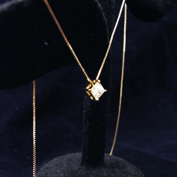 スクエアダイヤモンドのネックレス　側面図 K10イエローゴールド ダイヤモンド 写真3