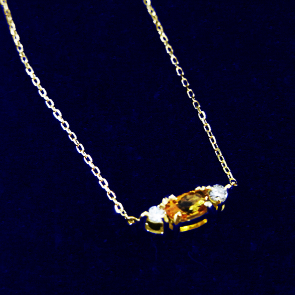 シトリンとダイヤモンドのプチネックレス　斜めから見た図 K18イエローゴールド シトリン ダイヤモンド 写真3
