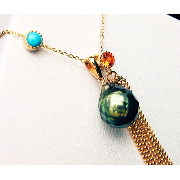 華真珠のネックレス　斜めから見た図 K18ピンクゴールド 華真珠 オレンジサファイア トルコ石 写真2