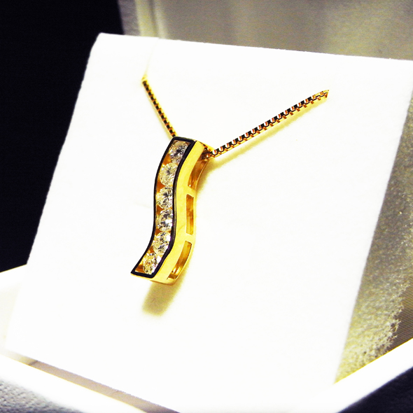 取り外したダイヤモンドから作った波型のネックレス　斜めから見た図 K18イエローゴールド ダイヤモンド 写真2