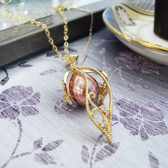 華真珠　咲きこぼれる華のネックレス　拡大図 K18ピンクゴールド ダイヤモンド イエローサファイア 写真1
