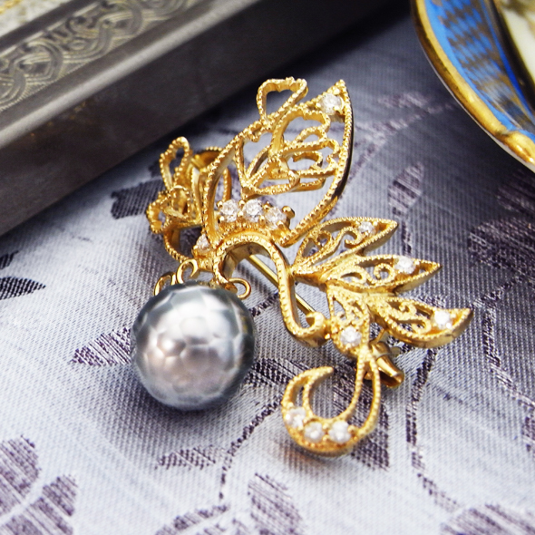華真珠　華をめぐる蝶々のブローチ　全体図 華真珠 K18イエローゴールド ダイヤモンド 写真1