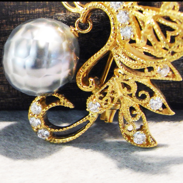 華真珠　華をめぐる蝶々のブローチ　蝶々の下部分 華真珠 K18イエローゴールド ダイヤモンド 写真3