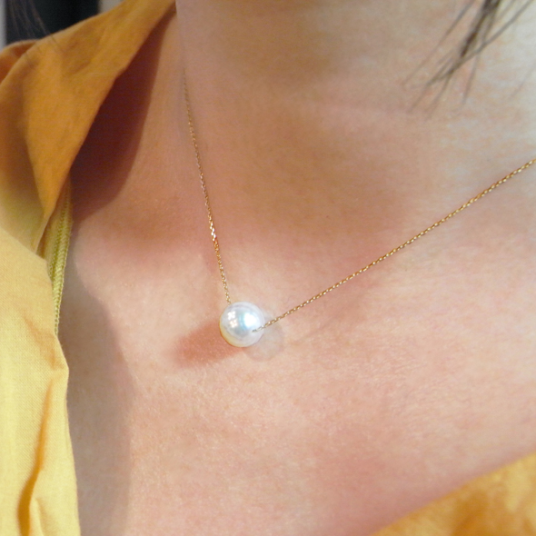 華真珠　一粒の光　シンプルネックレス ホワイト 着用図　華真珠 K10イエローゴールド 写真2