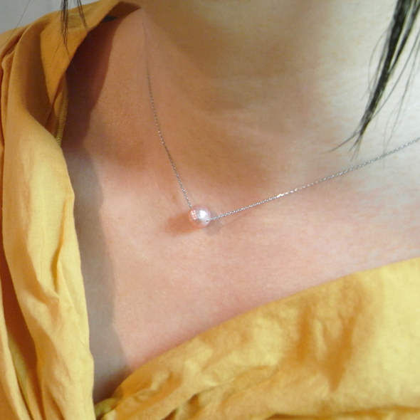 華真珠　一粒の光　シンプルネックレス ピンク　着用図 華真珠 K10ホワイトゴールド 写真2