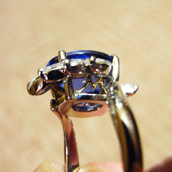 タンザナイトとダイヤモンドのリング　側面につけたイニシャル「M」 Pt900 K18イエローゴールド タンザナイト ダイヤモンド 写真4