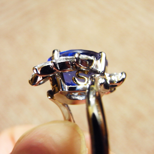 タンザナイトとダイヤモンドのリング　側面につけたイニシャル「S」 Pt900 K18イエローゴールド タンザナイト ダイヤモンド 写真3