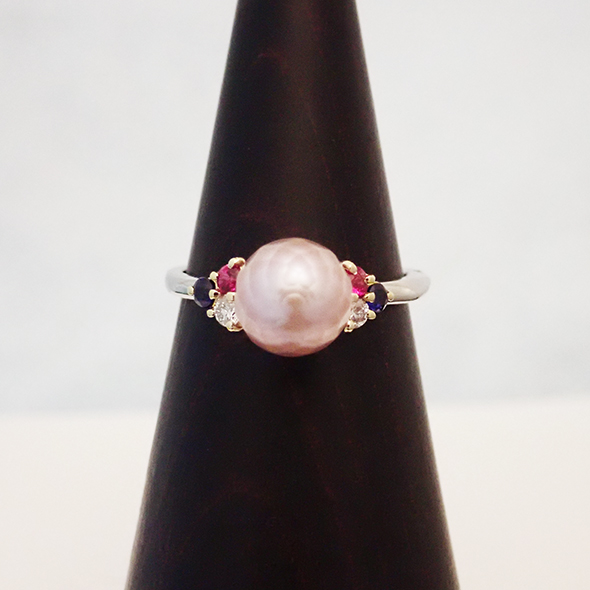 華真珠　トリコロールリング ピンク　正面図 プラチナ900 K18イエローゴールド 華真珠 ダイヤモンド サファイア ルビー 写真3