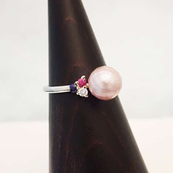 華真珠　トリコロールリング ピンク　全体図 プラチナ900 K18イエローゴールド 華真珠 ダイヤモンド サファイア ルビー 写真1