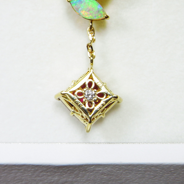 ルビー、オパール、ダイヤモンドのネックレス　石座の裏のデザイン K18イエローゴールド ダイヤモンド ルビー オパール 写真3