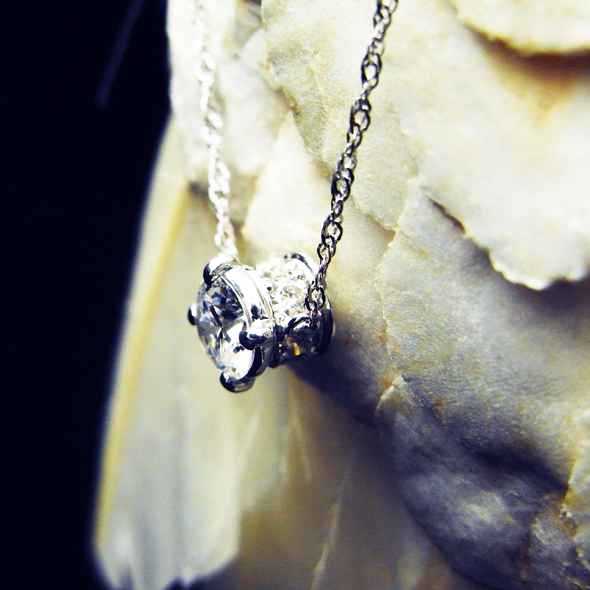 ダイヤモンドのネックレス　斜めから見た図 Pt900 ダイヤモンド 写真4