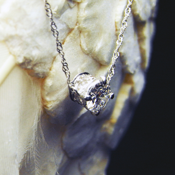 ダイヤモンドのネックレス　斜めから見た図 Pt900 ダイヤモンド 写真2