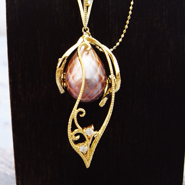 華真珠　咲きこぼれる華のネックレス　トップ拡大図 K18ピンクゴールド ダイヤモンド イエローサファイア 写真3