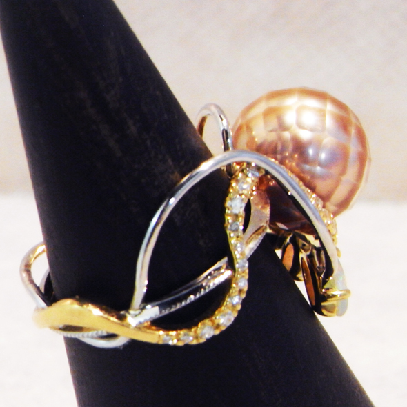 華真珠　流れる光の指輪　側面図 華真珠 Pt900 K18イエローゴールド ダイヤモンド オパール 写真5