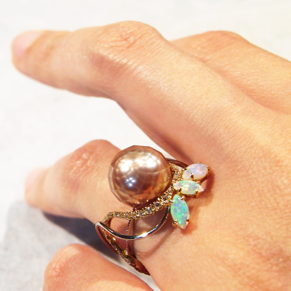 華真珠　流れる光の指輪　着用図 華真珠 Pt900 K18イエローゴールド ダイヤモンド オパール 写真4