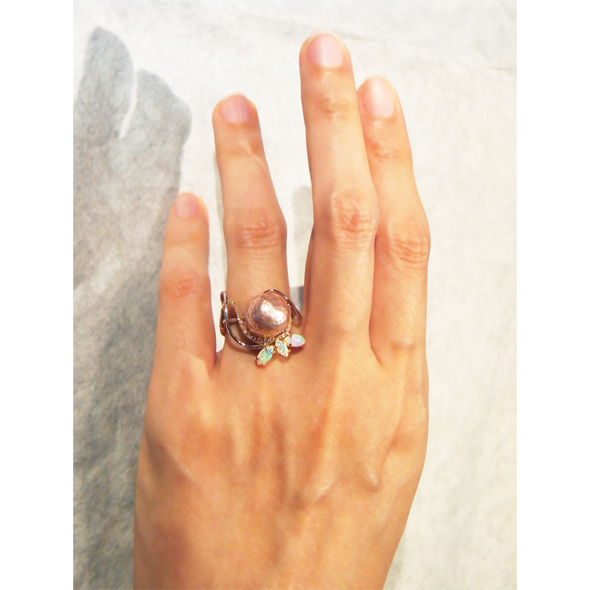 華真珠　流れる光の指輪　着用図 華真珠 Pt900 K18イエローゴールド ダイヤモンド オパール 写真7