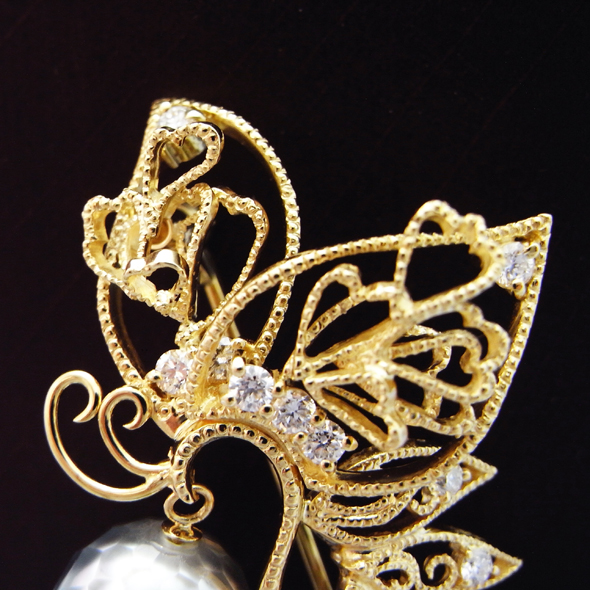 華真珠　華をめぐる蝶々のブローチ　羽の拡大図 華真珠 K18イエローゴールド ダイヤモンド 写真2