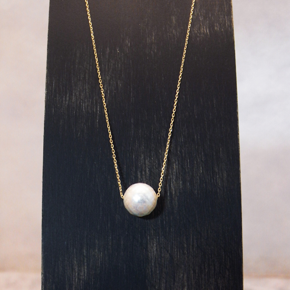 華真珠　一粒の光　シンプルネックレス ホワイト 全体図　華真珠 K10イエローゴールド 写真3