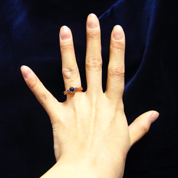 サファイアとマンダリンガーネットの指輪　着用図 K18ピンクゴールド サファイア カラーサファイア マンダリンガーネット 写真6