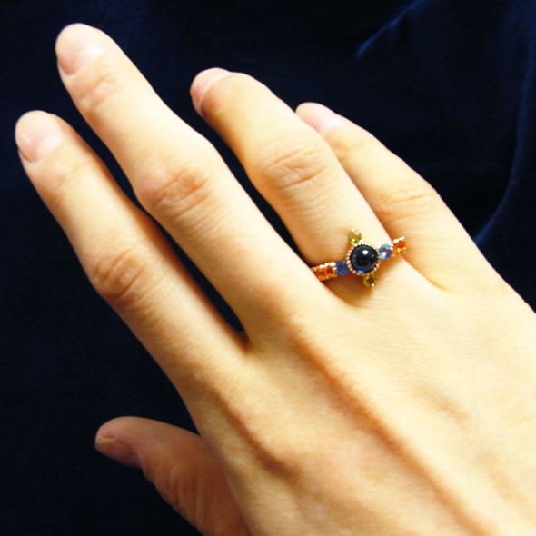 サファイアとマンダリンガーネットの指輪　着用図 K18ピンクゴールド サファイア カラーサファイア マンダリンガーネット 写真3