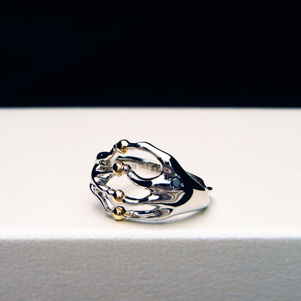 カエルの手のマリッジリング　女性用 全体図 Pt900 K18イエローゴールド ブラックダイヤモンド エメラルド 写真4