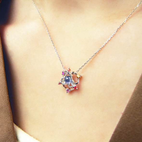 百花（ももか）小さな花のネックレス　着用図 Pt900 アイオライト カラーサファイア 写真5