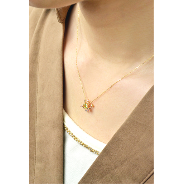 百花（小さな花のネックレス）　着用図 K18ピンクゴールド ペリドット カラーサファイア 写真5