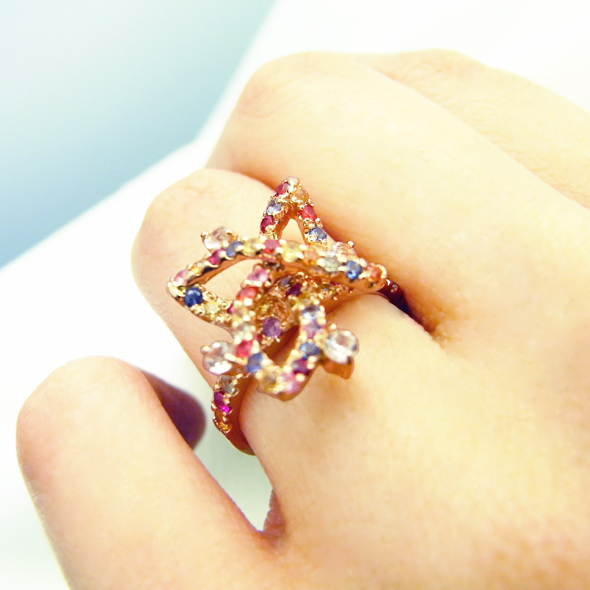 百花（ももか）－波の花－ ピンクゴールド　着用図 K18ピンクゴールド ダイヤモンド カラーサファイア 指輪 写真3