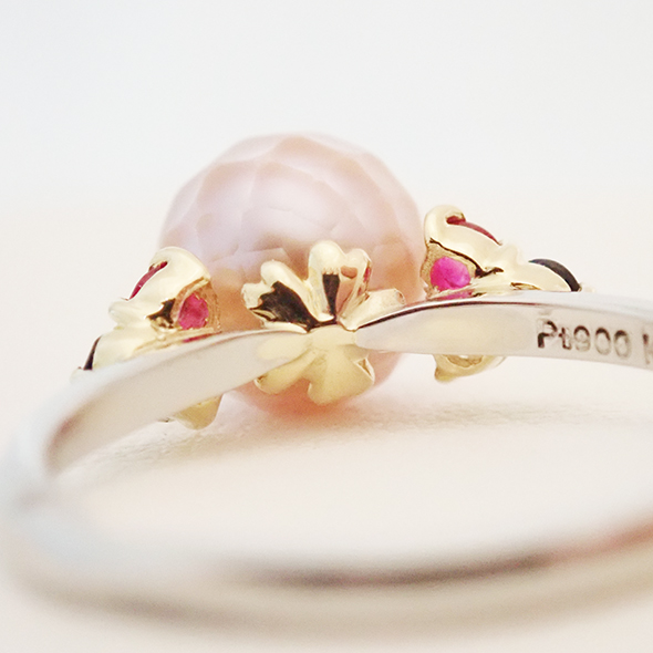 華真珠　トリコロールリング ピンク　桜型の石座 プラチナ900 K18イエローゴールド 華真珠 ダイヤモンド サファイア ルビー 写真5