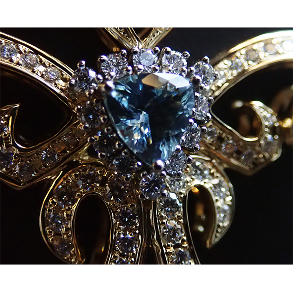アクアマリンとダイヤモンドのクロスペンダント　アクアマリンの拡大図 K18イエローゴールド Pt900 アクアマリン ダイヤモンド 写真2