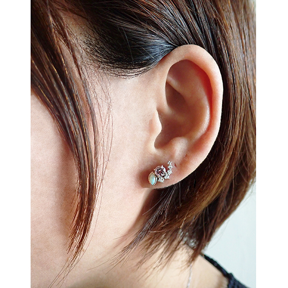 百花（ももか）常花のピアス ーピンクトパーズー　左耳の着用図 Pt900 ピンクトパーズ オパール ダイヤモンド 写真4