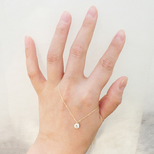 ダイヤモンドのネックレス　手にかけた図 K18イエローゴールド ダイヤモンド 写真6
