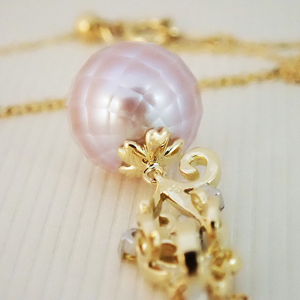 華真珠とサファイアのコンビネックレス　華真珠を留めている桜の留め具 K18イエローゴールド Pt900 カラーサファイア 華真珠 写真4
