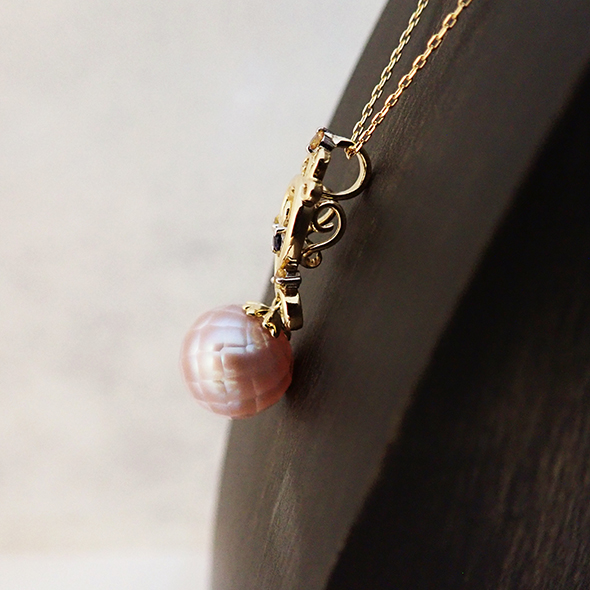 華真珠とサファイアのコンビネックレス　側面図 K18イエローゴールド Pt900 カラーサファイア 華真珠 写真2
