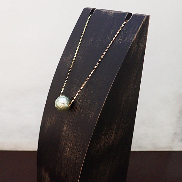 華真珠のネックレス（オリーブグリーン）　全体図 華真珠 K18イエローゴールド 写真1