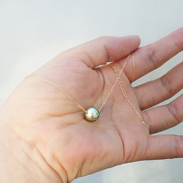華真珠のネックレス（オリーブグリーン）　手にのせた図 華真珠 K18イエローゴールド 写真3