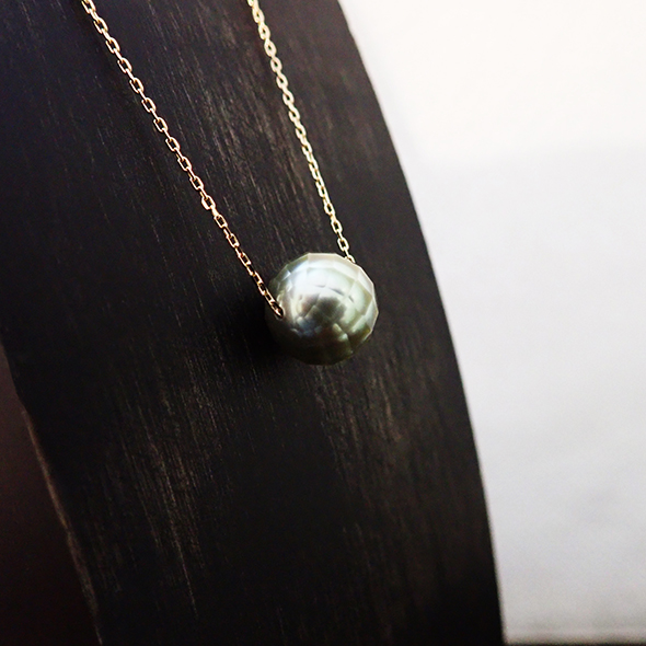 華真珠のネックレス（オリーブグリーン）　側面図 華真珠 K18イエローゴールド 写真4