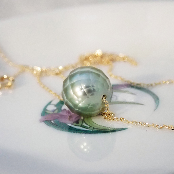 華真珠のネックレス（オリーブグリーン）　拡大図 華真珠 K18イエローゴールド 写真2