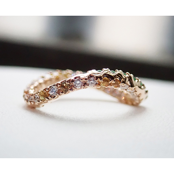 螺旋の指輪 ー鮮緑ー　ダイヤモンドとイエローサファイアのライン K18ピンクゴールド エメラルド ダイヤモンド イエローサファイア 写真4