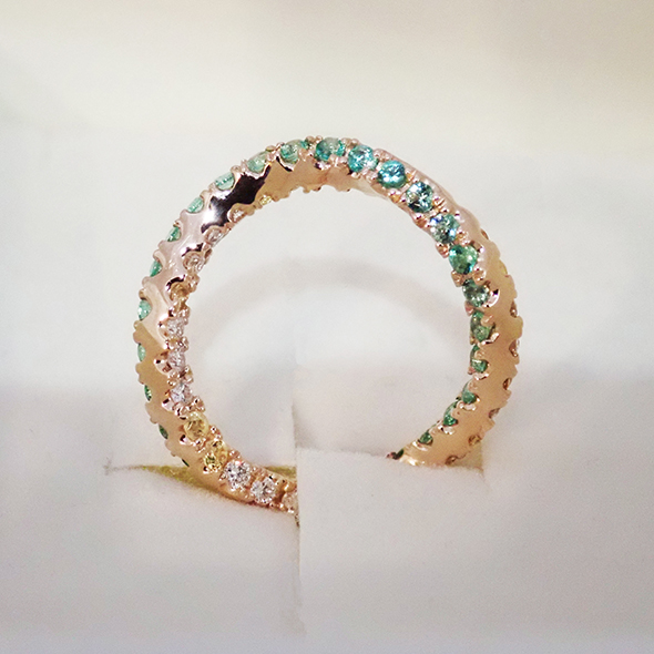 螺旋の指輪 ー鮮緑ー　側面図 K18ピンクゴールド エメラルド ダイヤモンド イエローサファイア 写真2