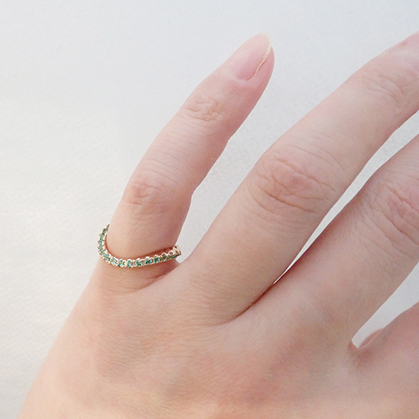 螺旋の指輪 ー鮮緑ー　着用図 K18ピンクゴールド エメラルド ダイヤモンド イエローサファイア 写真5