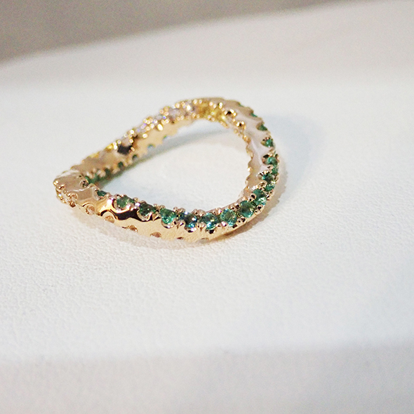 螺旋の指輪 ー鮮緑ー　全体図 K18ピンクゴールド エメラルド ダイヤモンド イエローサファイア 写真1